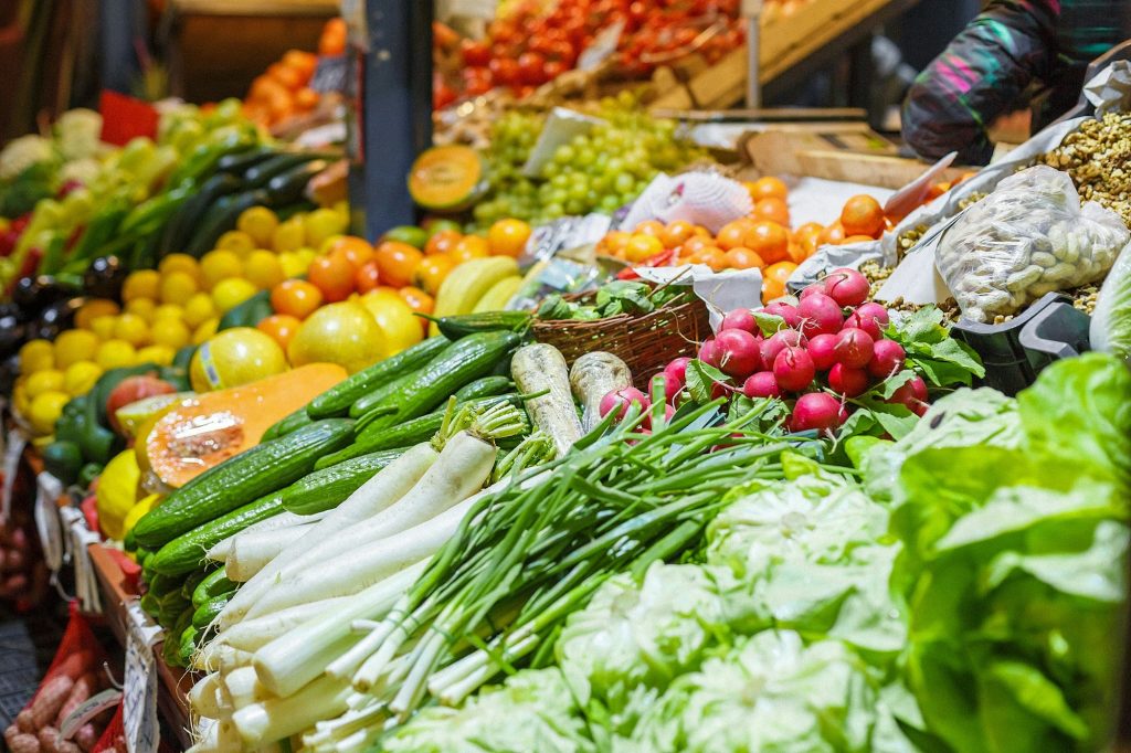 Various fresh organic vegetables are on the market.